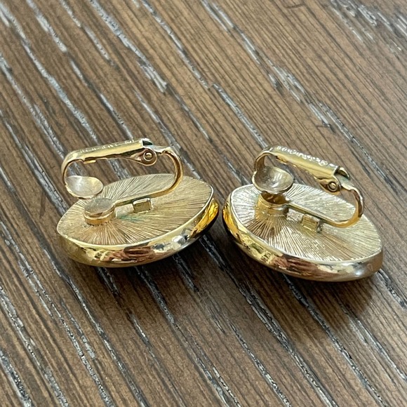 Vintage Avon Clip On Earrings Blue Marbled Acrylic Gold Tone Fashion Jewelry - Picture 2 of 3